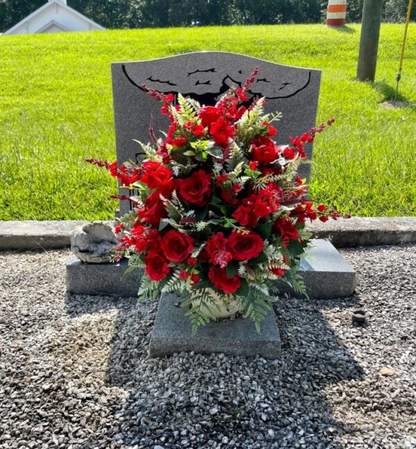Ramo de flores sobre sepultura Flower bouquet on the grave